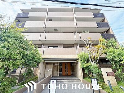 外観:堅牢で安心感のある佇まいの鉄筋コンクリート(RC)造マンション。長期にわたって安定した住環境を維持しやすい確かな構造と、飽きのこないシンプルなデザインが周囲の街並みに美しく溶け込みます。 外観:堅牢で安心感のある佇まいの鉄筋コンクリート(RC)造マンション。長期にわたって安定した住環境を維持しやすい確かな構造と、飽きのこないシンプルなデザインが周囲の街並みに美しく溶け込みます。