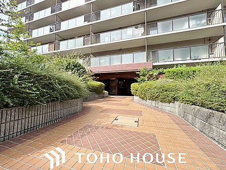 荷物の多い日やベビーカーでの移動時にも配慮された、足元がフラットでゆとりある動線設計。段差を抑えた(またはスロープ等の工夫がある)アプローチにより、ご家族皆が安全に通行できる実用的な空間です。