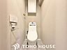 トイレ：ホワイトを基調とした、清潔感あふれるシンプルなトイレ空間。限られたスペースながらも、お手入れのしやすい床材やクロスが採用されており、日々の掃除がスムーズに行える機能的な造りに仕上がっています。