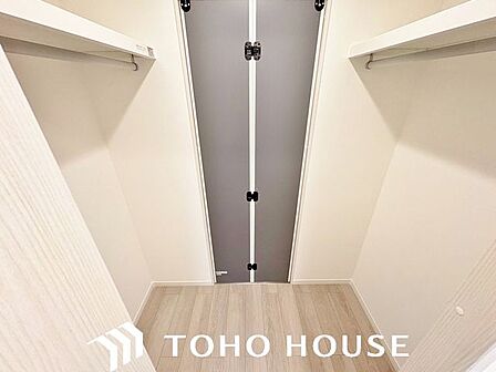 たくさんの洋服をかけてもシワになりにくいウォークインクローゼット。洋服以外にも、普段使わない家電やスーツケース、ストック品など何でも片付く嬉しい空間です。