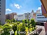 その他：前面に極端な遮蔽物がなく、程よい開放感を確保した窓からの眺望。外からの視線が直接気になりにくい配置（または距離感）が保たれており、室内にいながら周囲の落ち着いた住環境を確認できる安心の景色です。