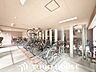 設備：屋根が設置された整然とした駐輪スペース。大切な自転車を雨や直射日光から守り、傷みを軽減します。敷地内にしっかり確保されているため、毎日の通勤・通学や近隣へのちょっとしたお出かけもスムーズです。