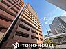 外観：堅牢で安心感のある佇まいの鉄筋コンクリート（RC）造マンション。長期にわたって安定した住環境を維持しやすい確かな構造と、飽きのこないシンプルなデザインが周囲の街並みに美しく溶け込みます。