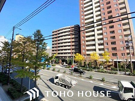 前面に極端な遮蔽物がなく、程よい開放感を確保した窓からの眺望。外からの視線が直接気になりにくい配置(または距離感)が保たれており、室内にいながら周囲の落ち着いた住環境を確認できる安心の景色です。