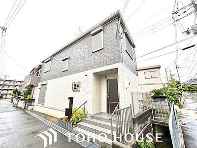 外観:落ち着いたツートンカラーの外観。周辺環境と調和する、すっきりとしたデザインの佇まいです。 外観:落ち着いたツートンカラーの外観。周辺環境と調和する、すっきりとしたデザインの佇まいです。