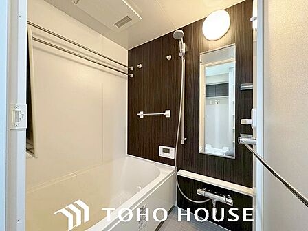 一日の疲れを癒してくれる場所なので、快適に過ごして頂く為にゆったりサイズのバスタブを用意しました。是非半身浴をお楽しみ下さい。空気が籠らない様に窓も設置しております。