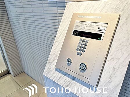 オートロック付き物件は、住民以外の人が入りにくい仕組みとなっています。空き巣などの被害に狙われにくいほか、新聞などの訪問営業や、商品の押し売りなどの営業を避けやすい環境といえます。