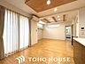 リビング/ダイニング：※写真に映り込んだ家具等を、バーチャル加工で空室化したイメージです。折り上げ天井が空間に広がりをもたらすリビング。開放感があり、ゆったりくつろげる団らんの場に。