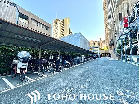 玄関へのアクセスが良く、たくさんお買い物をした日や、雨の日の荷物の運び入れもスムーズに行える便利なカースペースです。