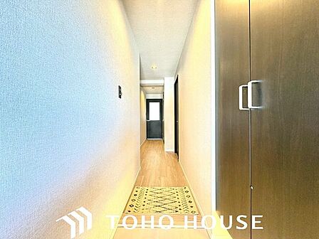 明るい光が差し込む、開放的な玄関ホール。お客様を温かく迎え入れ、住まいの第一印象を高めます。機能的なシューズボックスも完備。清潔感のある、心地よい空間です。