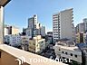 その他：日々の暮らしに心地よいゆとりを与えてくれる、窓からのスッキリとした景色。空を近くに感じられる開放感があり、日中は室内に明るい光をもたらすため、天候や季節の移り変わりを身近に実感できる眺望です。