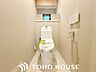 トイレ：ホワイトを基調とした、清潔感あふれるシンプルなトイレ空間。限られたスペースながらも、お手入れのしやすい床材やクロスが採用されており、日々の掃除がスムーズに行える機能的な造りに仕上がっています。