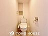 トイレ：ホワイトを基調とした、清潔感あふれるシンプルなトイレ空間。限られたスペースながらも、お手入れのしやすい床材やクロスが採用されており、日々の掃除がスムーズに行える機能的な造りに仕上がっています。