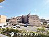 その他：日々の暮らしに心地よいゆとりを与えてくれる、窓からのスッキリとした景色。空を近くに感じられる開放感があり、日中は室内に明るい光をもたらすため、天候や季節の移り変わりを身近に実感できる眺望です。