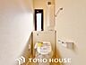 トイレ：ホワイトを基調とした、清潔感あふれるシンプルなトイレ空間。限られたスペースながらも、お手入れのしやすい床材やクロスが採用されており、日々の掃除がスムーズに行える機能的な造りに仕上がっています。