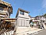 外観：陽光を効率よく取り込めるよう、窓の配置や建物の形状に配慮された設計。外からの視線を適度に遮りながらも、室内に明るい光と心地よい風を届ける工夫が外観デザインからも見て取れます。