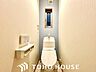 トイレ：快適にお使いいただける温水洗浄便座付きのトイレです。掃除用品などを隠してしまえる便利な収納スペースがあり、スッキリと清潔な空間を保てます。