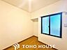 洋室：どんな家具にも合わせやすい、ナチュラルな色合いのフローリングを採用しています。
