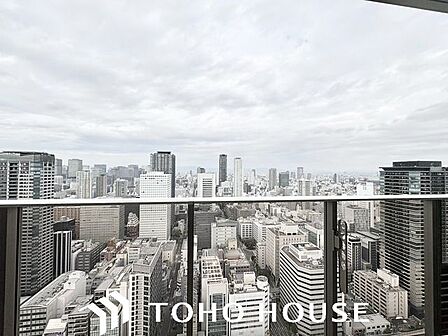 開けた視界の先に広がる景観が、お部屋全体を明るく演出します。特別な日の風景はもちろん、何気ない日常の景色も心地よい癒やしの時間に変えてくれる住環境です。