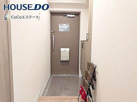 □■玄関■□いつでもスッキリとした玄関でお出迎え♪散らかりがちな玄関がスッキリ片付く収納力の高い玄関収納が備え付けられてます。