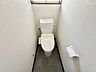 トイレ：【2階トイレ】2階にもトイレがあり、忙しい朝や夜間も便利（リフォーム後）  