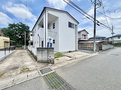 外観：【外観】全面道路の幅が6.0ｍあるので駐車も楽々♪※リフォーム後の写真です