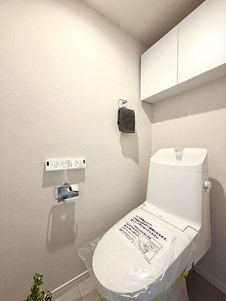 トイレトイレは温水洗浄便座付きに新規交換済みです。フロアタイルも張り替え、清潔感のある空間です。日々のお手入れもしやすい設計です。毎日安心して使えるトイレです。