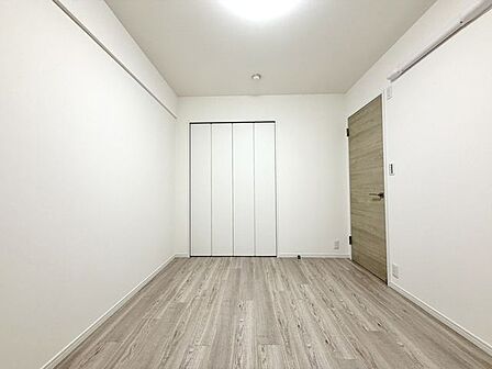 室内収納を備えたコンパクトな居室です。書斎や子供部屋としても活用しやすい空間です。窓からの採光も良好で明るい居室です。