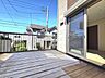 その他：掃き出し窓から出入りできるウッドデッキ。室内と屋外がつながり、開放感のある暮らしを楽しめます。網戸も張替済みで、季節の良い時期には風を取り込めます。