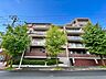 外観：外観街路樹に囲まれたマンション外観。管理は全部委託・日勤管理で、共用部の管理を任せられます。駅近でありながら落ち着いた雰囲気を感じられる住まいです。