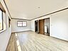 洋室：【西側洋室】2階に広がる14帖の洋室。将来的に仕切って2部屋として活用できる柔軟な間取り設計が大きな魅力です。