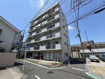 青空に包まれる現地。ハイグレードな設備・仕様で毎日の暮らしを彩り、心を豊かにします。晴れやかな新生活をお届けします。