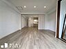 リビング/ダイニング：木目調の建具や落ち着いたトーンのフローリングが心地よい室内空間。奥に見えるキッチンとの距離感も程よく、料理中もリビング全体に目が届く使い勝手の良いレイアウトです。