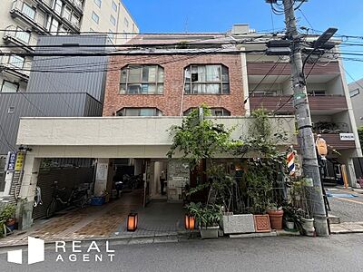 外観：味わい深いヴィンテージ感と確かな管理体制が魅力のレジデンス。事務所利用も可能で、都心でのスマートな暮らしやセカンドハウス、事業用オフィスとしても優れた存在感を放ちます。