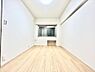 寝室：寝室は明るく快適な居住空間を演出しております。温かい陽光と心地良い清風がお部屋全体に舞い込んできます。居心地良い空間を実現しました。