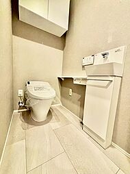 地球環境に配慮した強力戦洗浄の超節水トイレです。便器のフチを丸ごとなくし、サッと拭き取ることができお掃除がラクです。