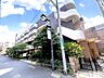 外観：現地（2026年07月）撮影■新規内装フルリノベーション工事実施■南東×北東の角部屋■都心に近く緑豊かなエリア「参宮橋駅」まで徒歩2分。都心の良さと自然を満喫できる立地です。