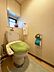 トイレ：小窓付きのトイレで閉塞感が少なく自然光が差し込みます。吊戸棚付きでトイレ用品等をしまっておけるのも嬉しいポイントです♪