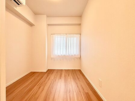 さまざまな使い方ができるリビングに隣接した洋室。お子様の遊び場や寝室としても利用できます。