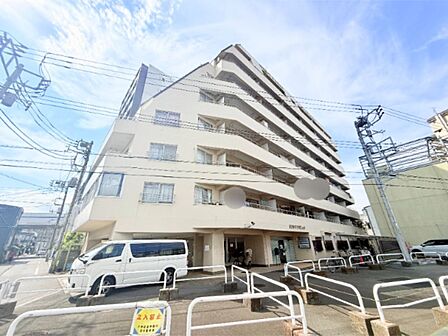 上品な佇まいの重厚感のあるマンションです。