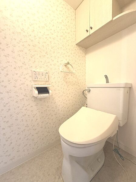 トイレは温水洗浄便座付です。トイレの上部には収納付。トイレットペーパー等、買い置きもしやすそうです。