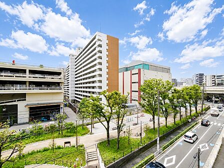 周囲には高層の建物が少なく、遠くまで見渡せます。