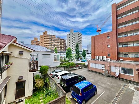 周囲には高層の建物が少なく、遠くまで見渡せます。
