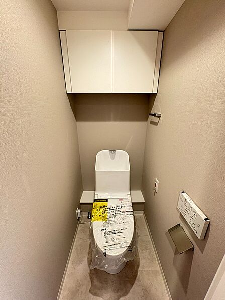 トイレは温水洗浄便座付です。トイレの上部には収納付。トイレットペーパー等、買い置きもしやすそうです。