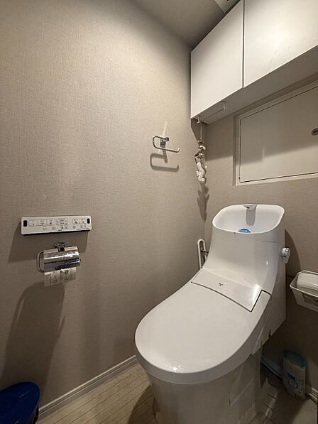 トイレは温水洗浄便座付です。トイレの上部には収納付。トイレットペーパー等、買い置きもしやすそうです。※リフォーム後のイメージ画像となります