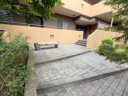 敷地内にあるベンチでゆっくり自然を感じることが出来ます。