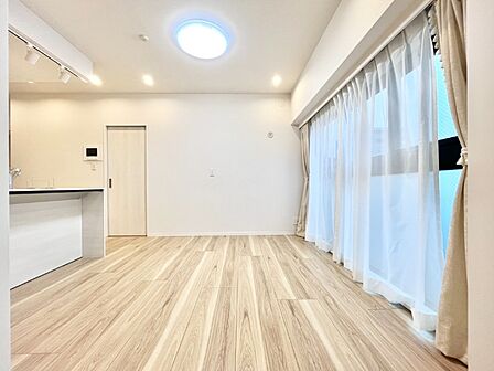 昼間は外の自然な光で、夜はお好みの照明を置いて雰囲気の違いを楽しんでみては♪