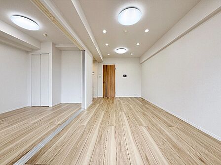 建具とフローリングの優しい木目がナチュラルで明るい空間を演出しています。