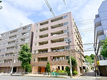 重厚感のある外壁タイル貼りのマンションです。