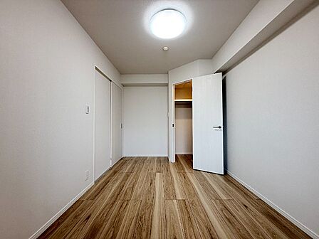 洋室（1）（約6.0帖）ウォークインクローゼットの付いたお部屋です。